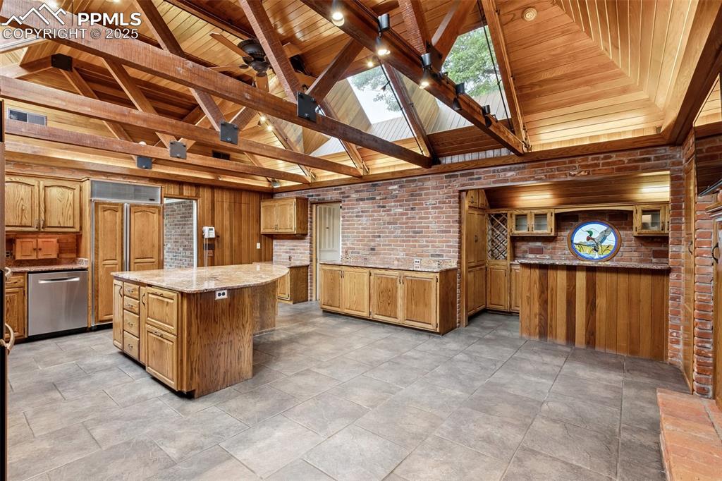 Image 9 of 40: Kitchen