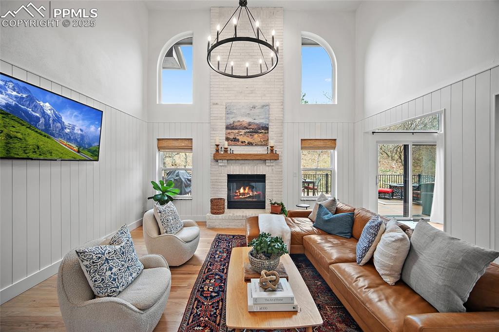 Image 10 of 50: Living Room