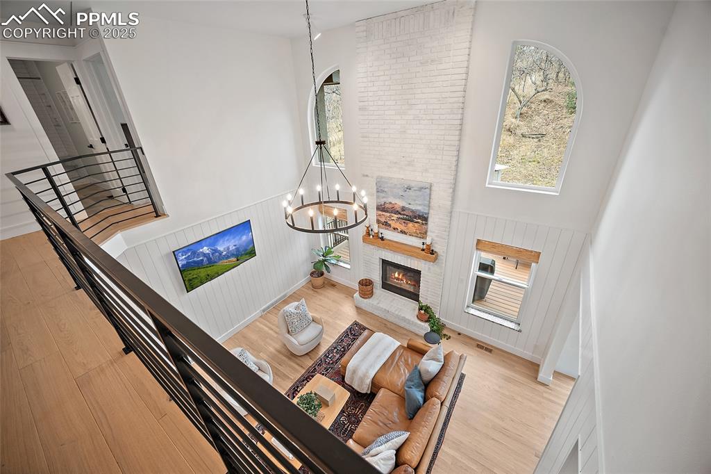 Image 23 of 50: Living Room