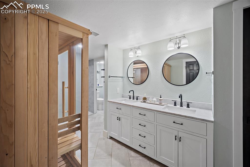 Image 37 of 50: Bathroom