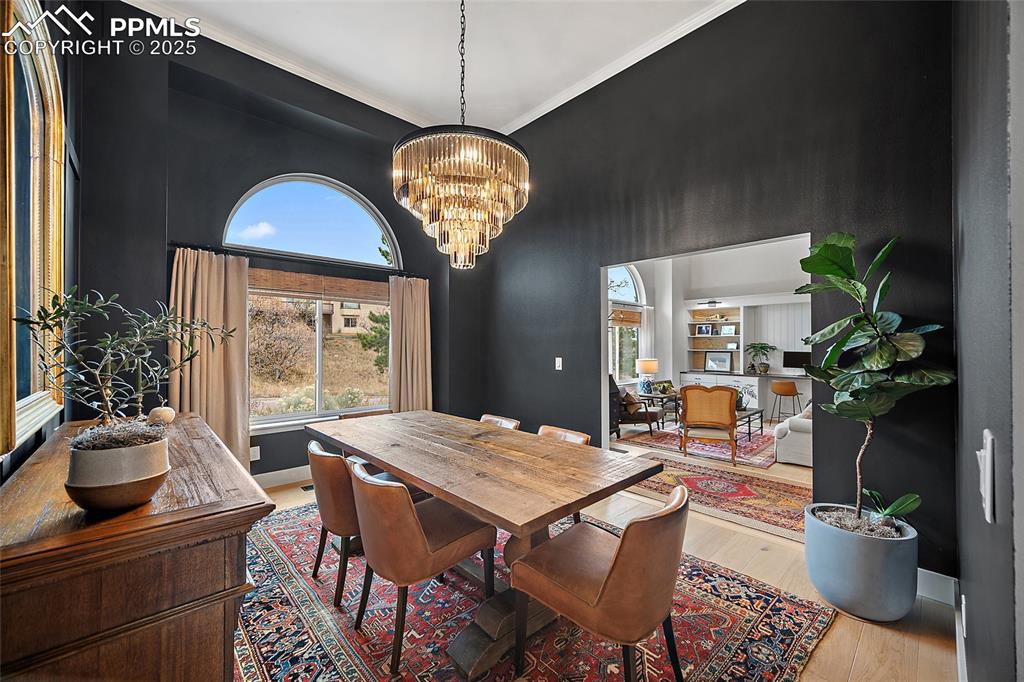 Image 8 of 50: Dining Area