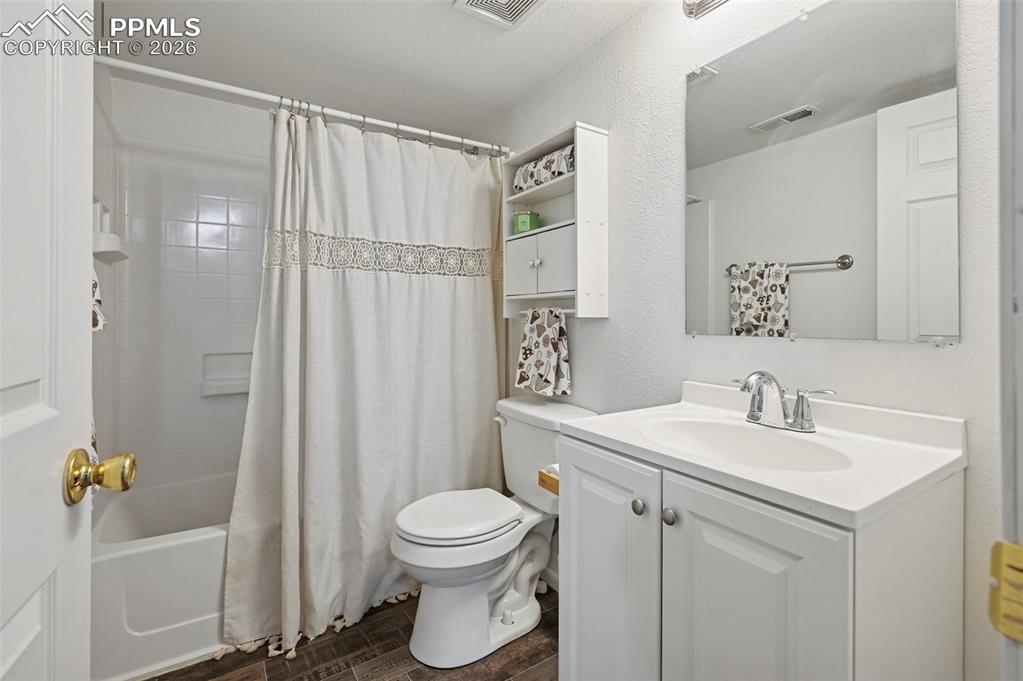 Image 25 of 30: Bathroom