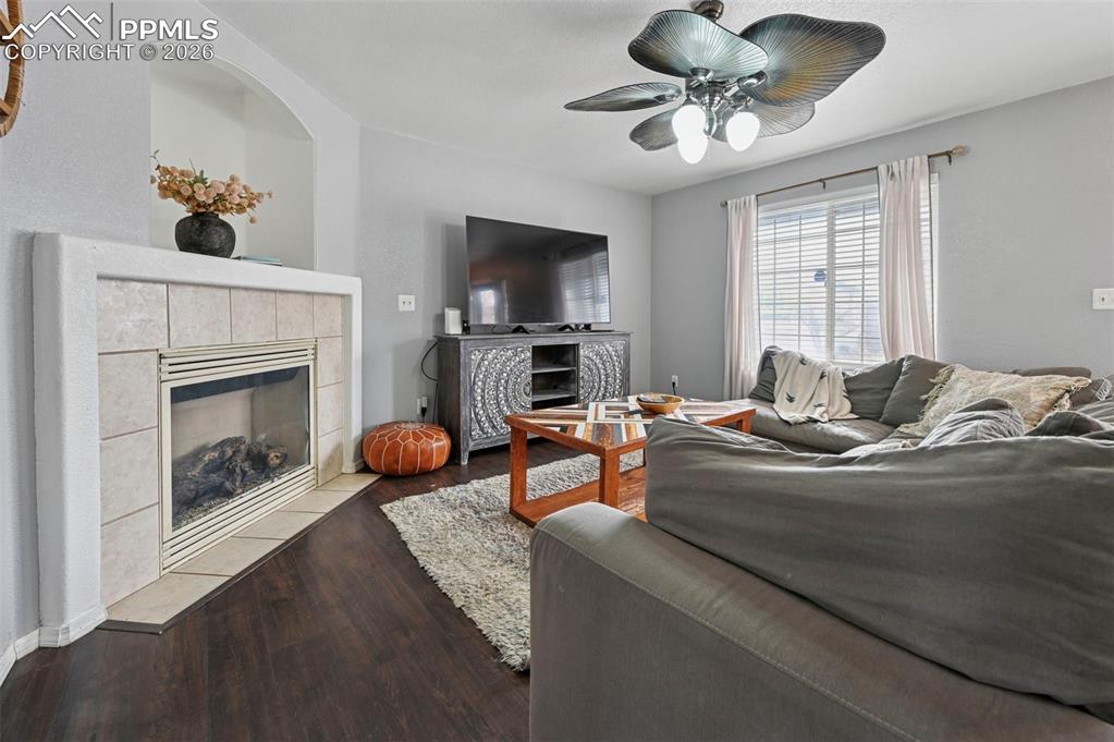 Image 3 of 30: Living Room