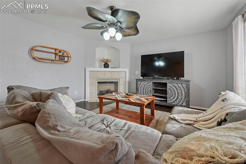 Image 4 of 30: Living Room