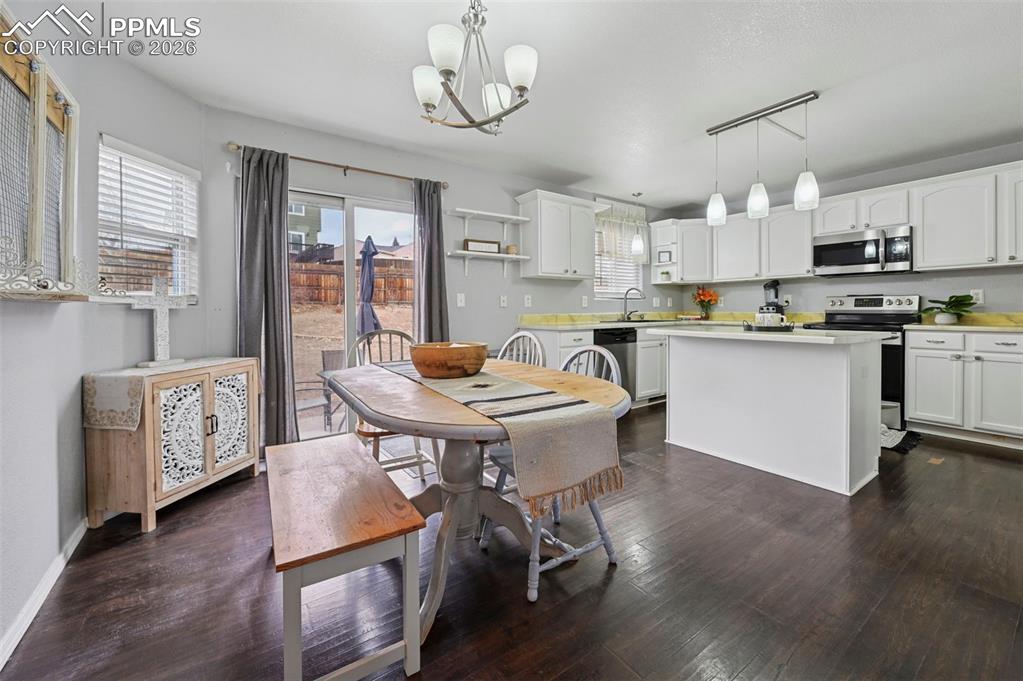 Image 7 of 30: Dining Area