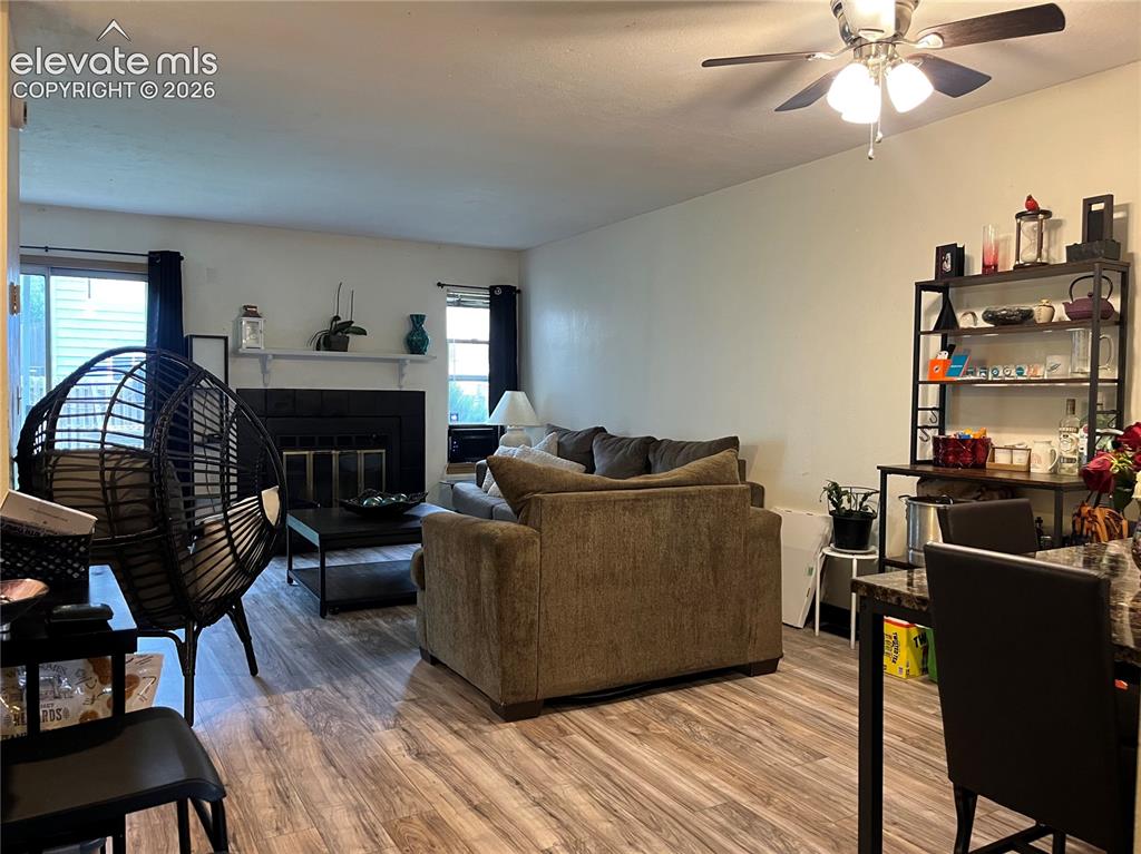 Image 3 of 9: Living Room