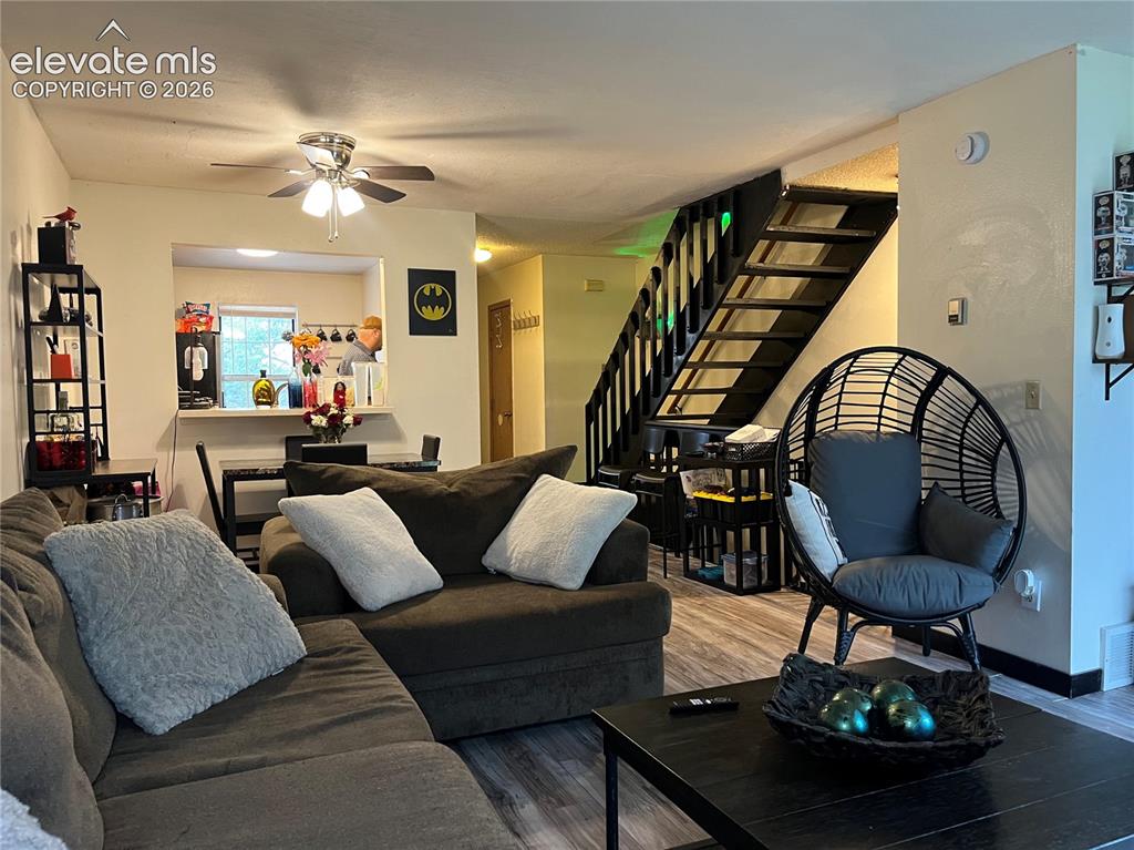 Image 4 of 9: Living Room