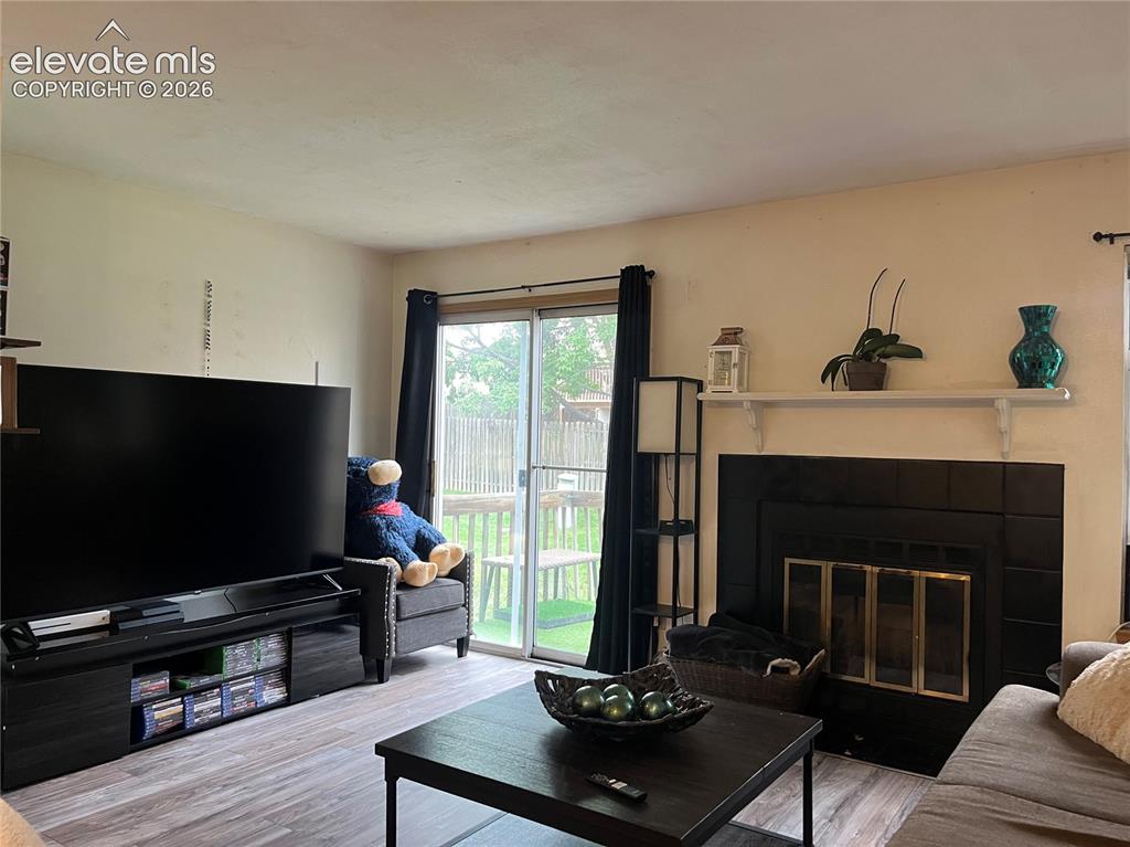 Image 7 of 9: Living Room
