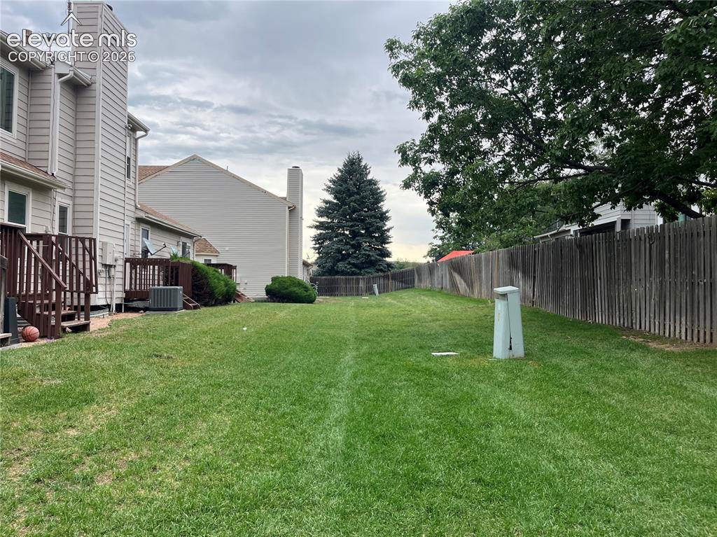 Image 8 of 9: Yard