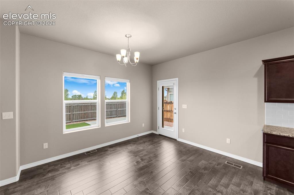 Image 14 of 50: Dining Area