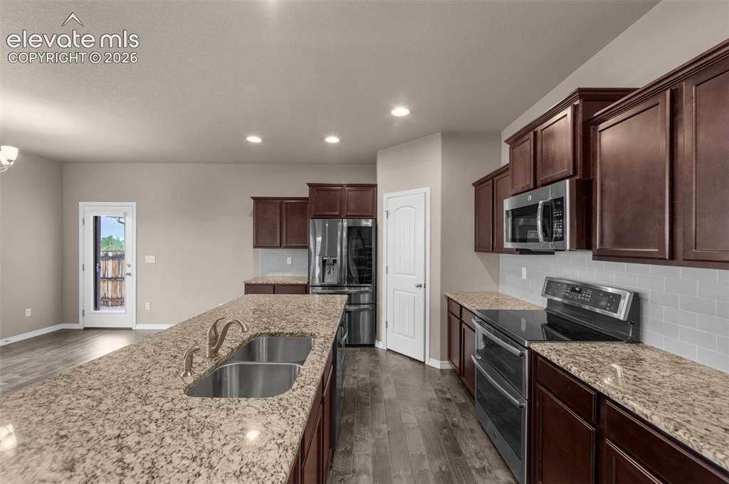 Image 17 of 50: Kitchen