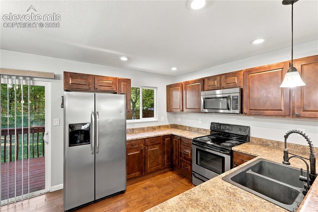 Image 9 of 26: Kitchen