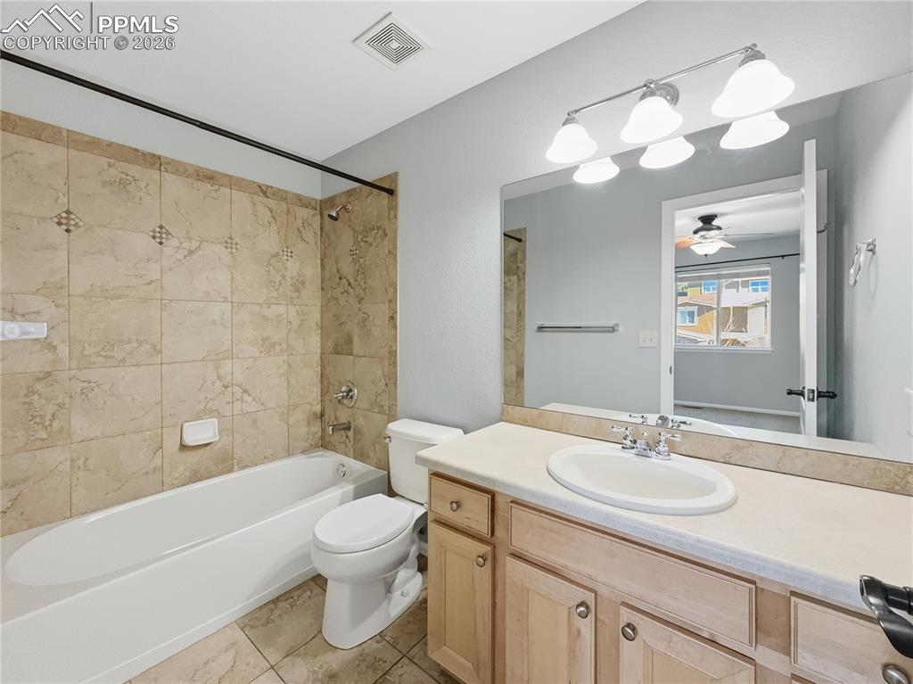 Image 16 of 28: Bathroom