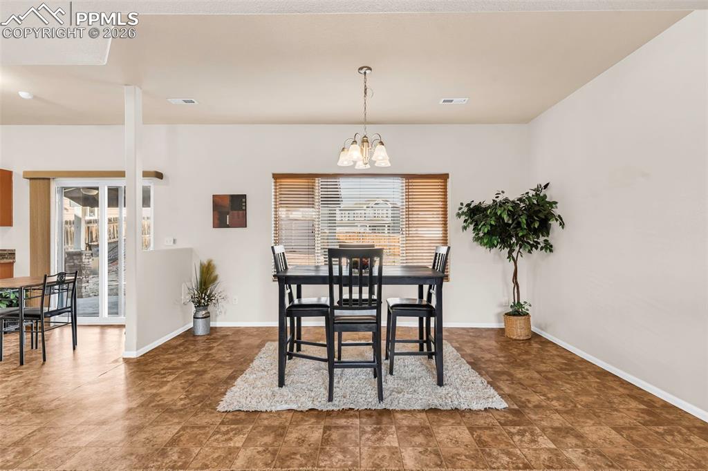 Image 10 of 33: Dining Area