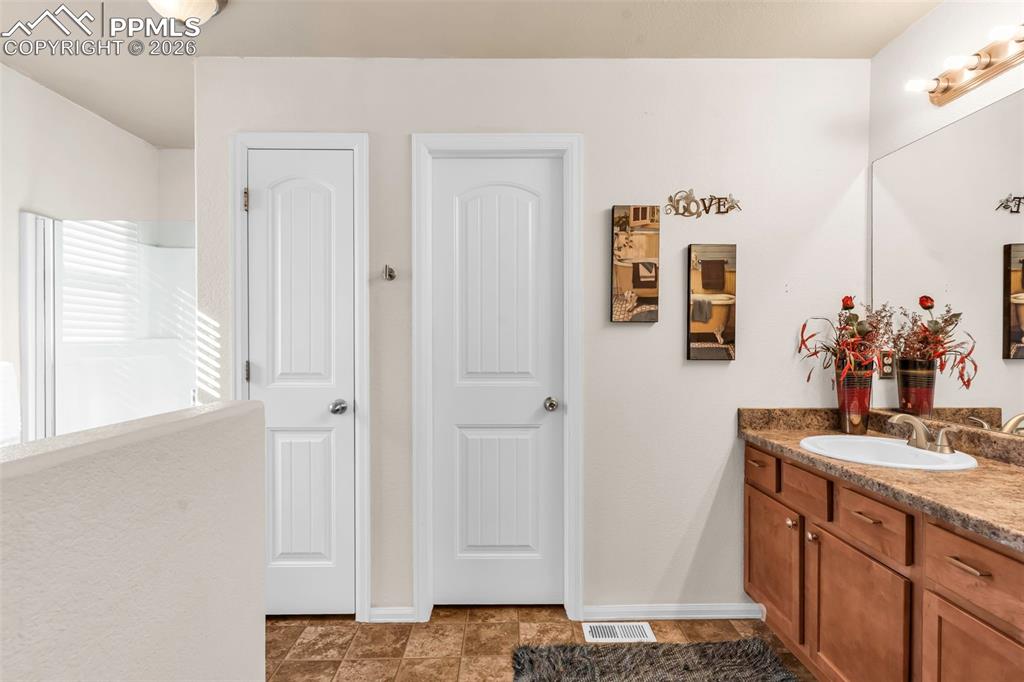 Image 19 of 33: Bathroom