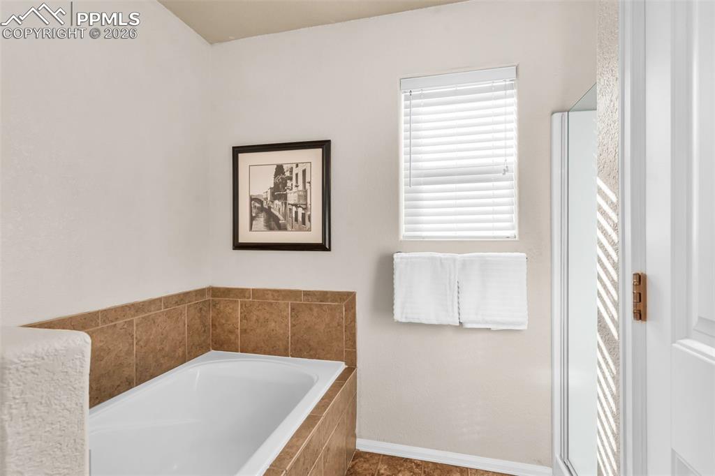 Image 22 of 33: Bathroom