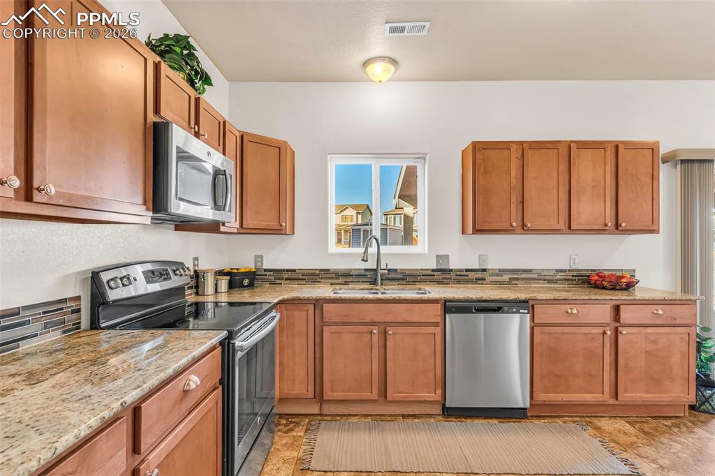 Image 6 of 33: Kitchen