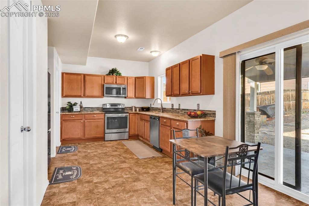 Image 7 of 33: Kitchen