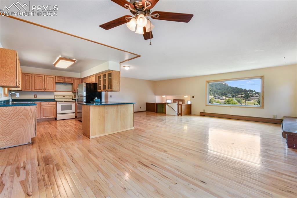 Image 10 of 50: Kitchen