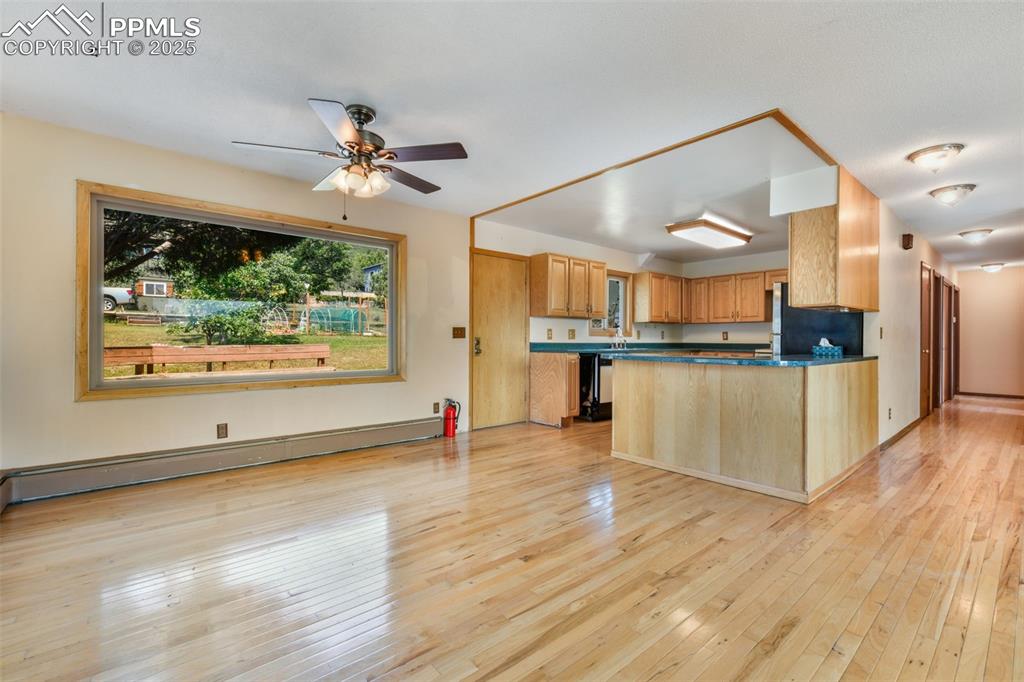 Image 11 of 50: Kitchen