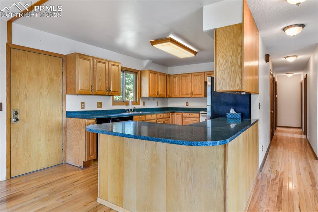 Image 12 of 50: Kitchen