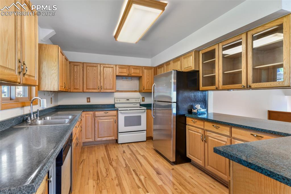 Image 13 of 50: Kitchen