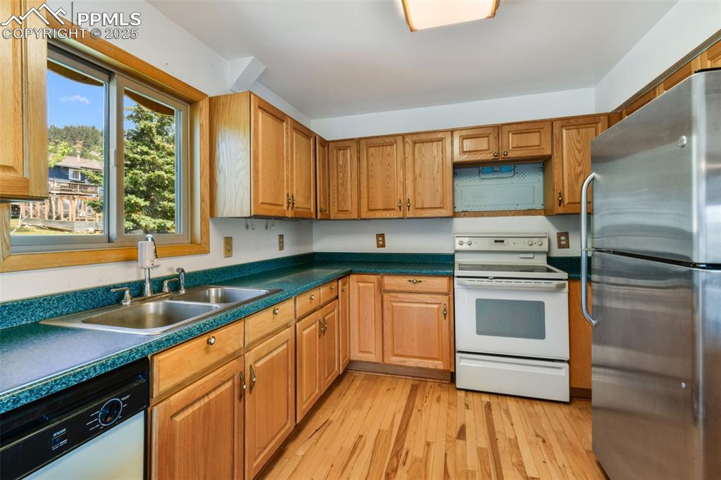 Image 14 of 50: Kitchen