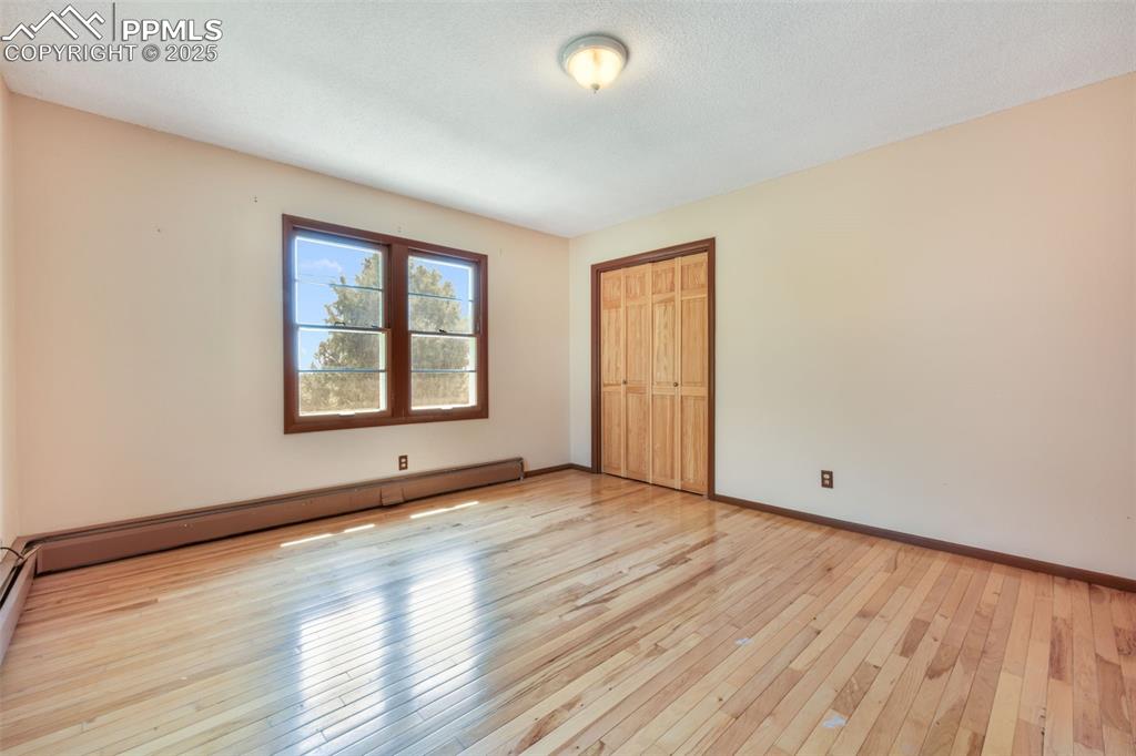 Image 16 of 50: Bedroom