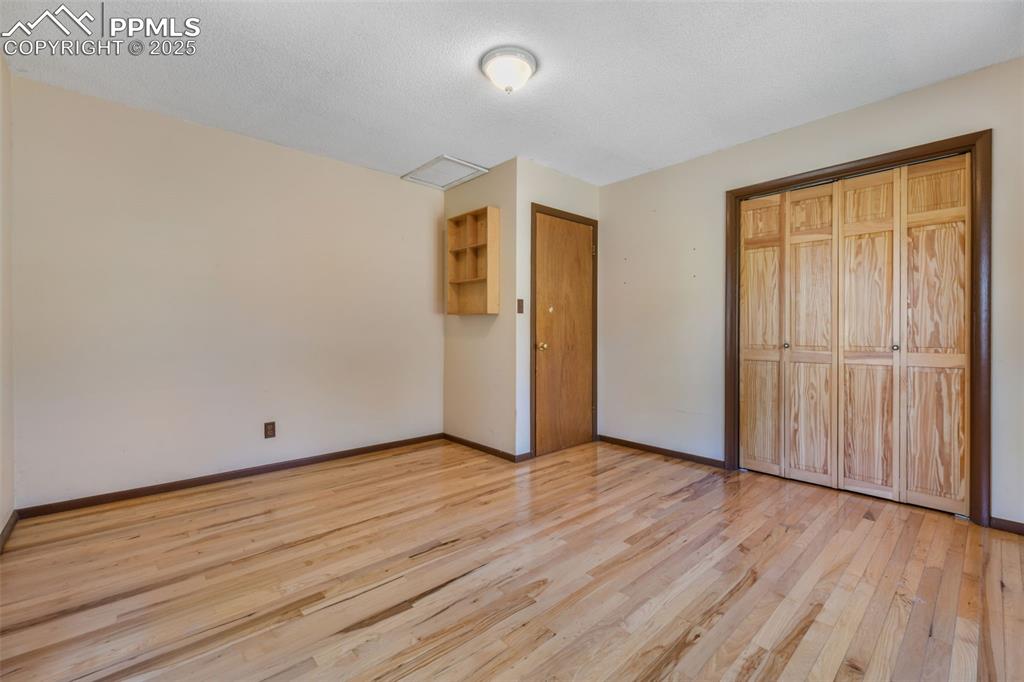 Image 17 of 50: Bedroom