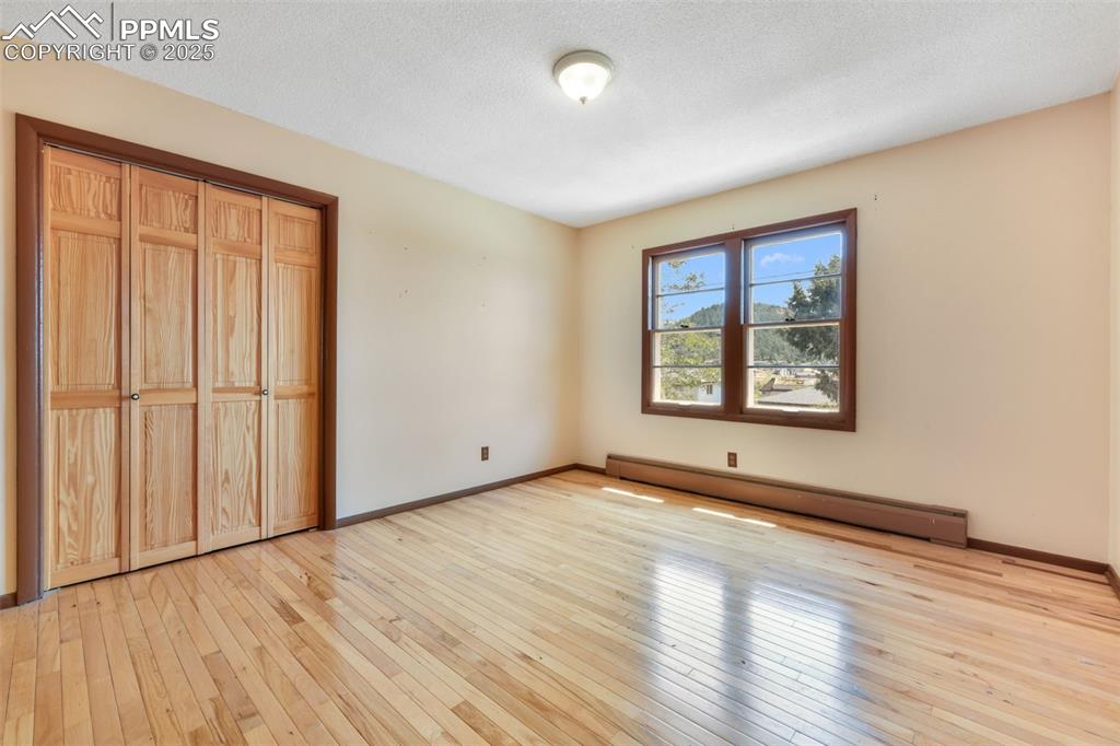 Image 19 of 50: Bedroom