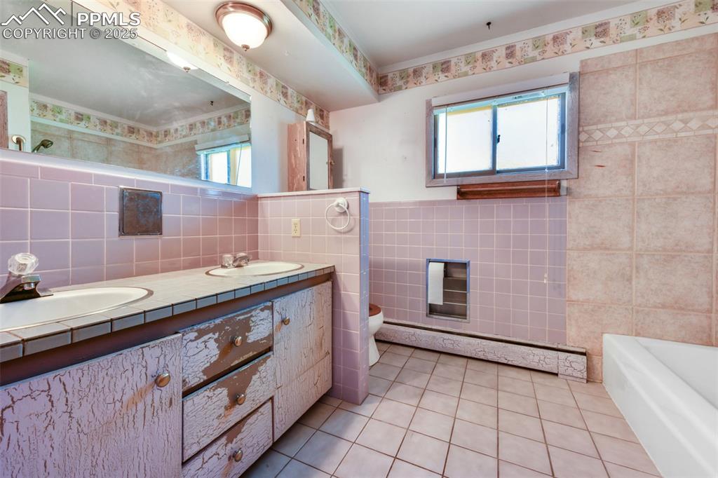 Image 21 of 50: Bathroom