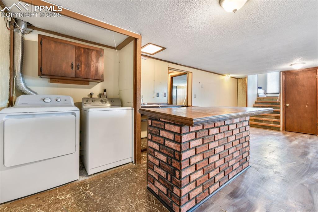 Image 30 of 50: Laundry