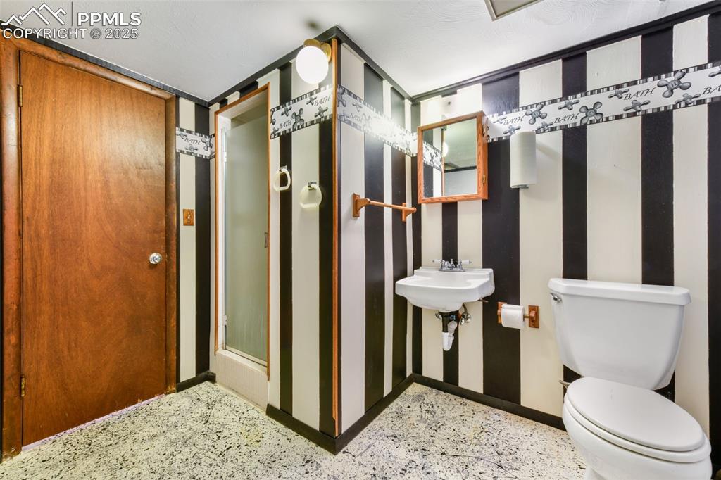 Image 32 of 50: Bathroom