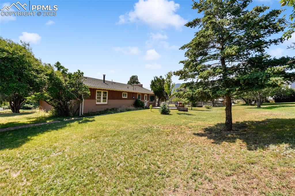 Image 34 of 50: Yard