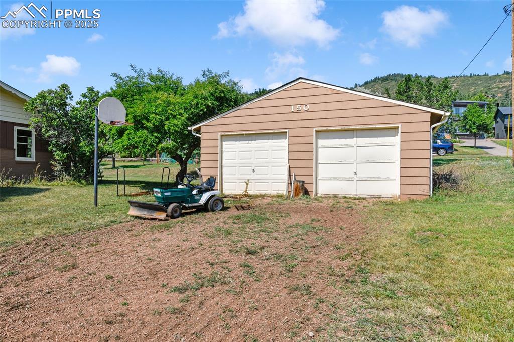 Image 36 of 50: Garage