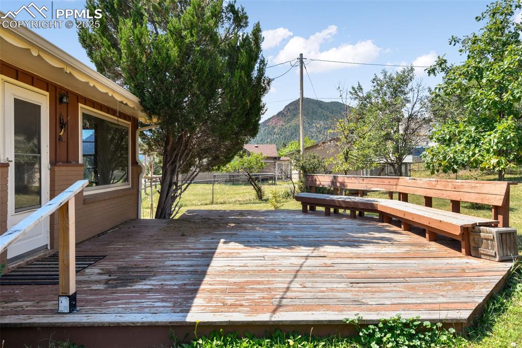 Image 39 of 50: Deck