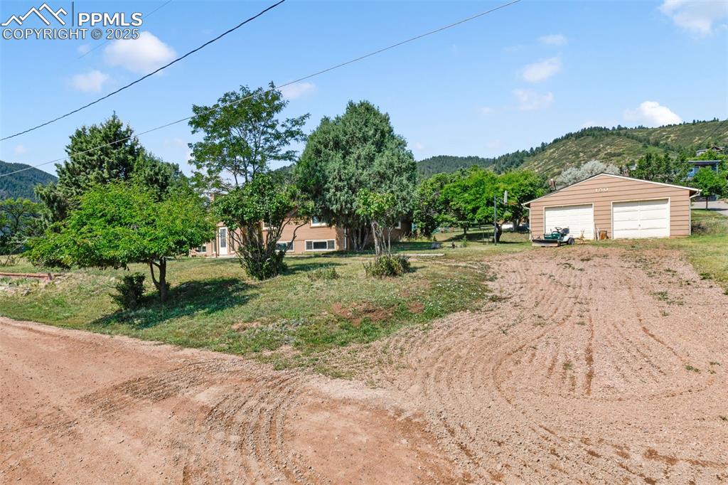 Image 40 of 50: Yard