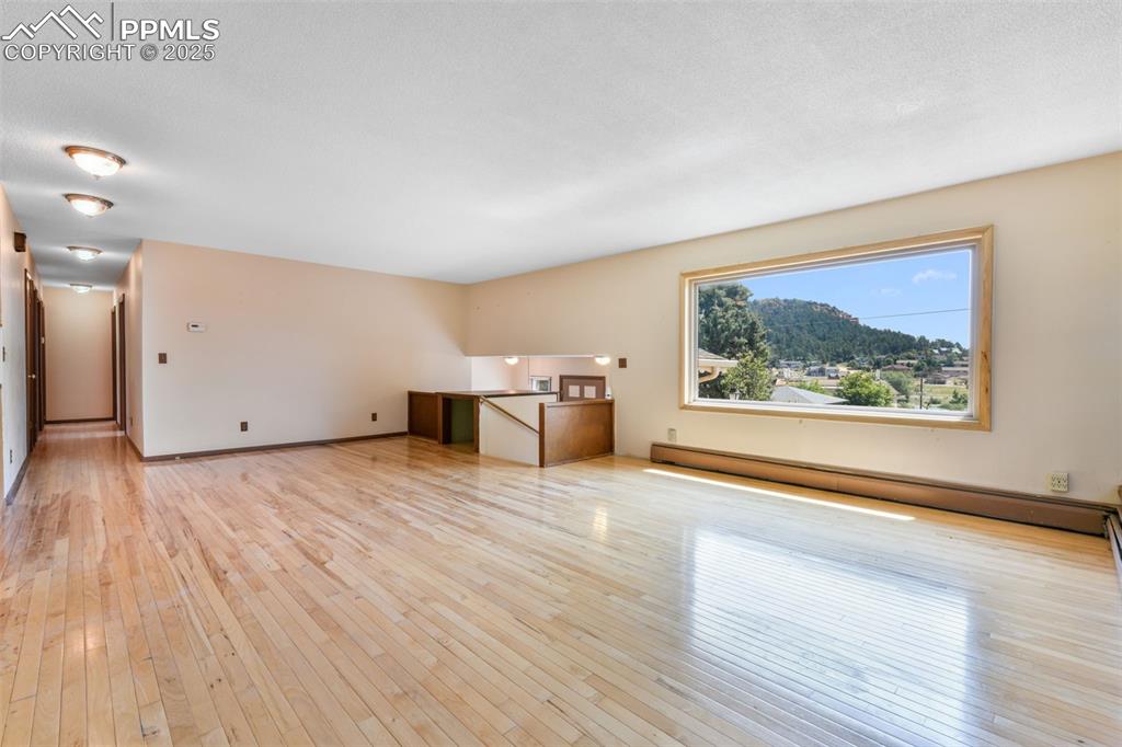 Image 5 of 50: Living Room