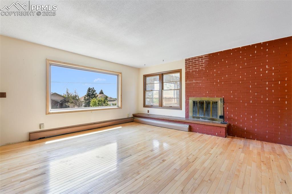 Image 6 of 50: Living Room