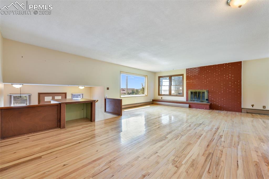 Image 7 of 50: Living Room