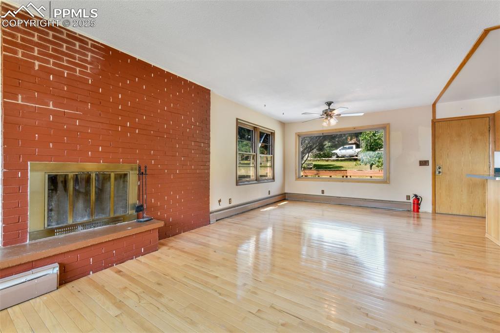 Image 8 of 50: Living Room