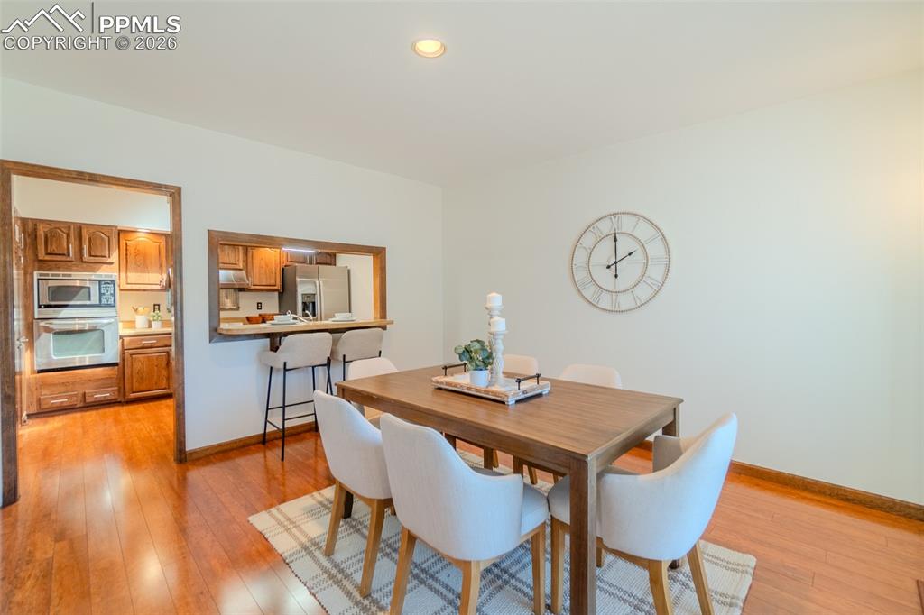 Image 13 of 32: Dining Area