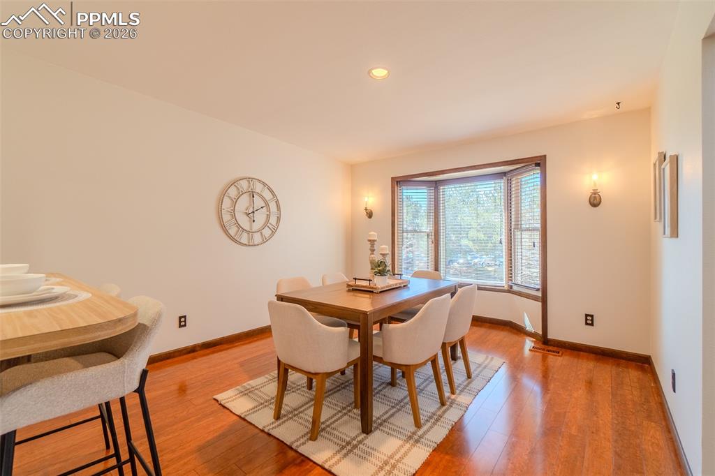 Image 14 of 32: Dining Area