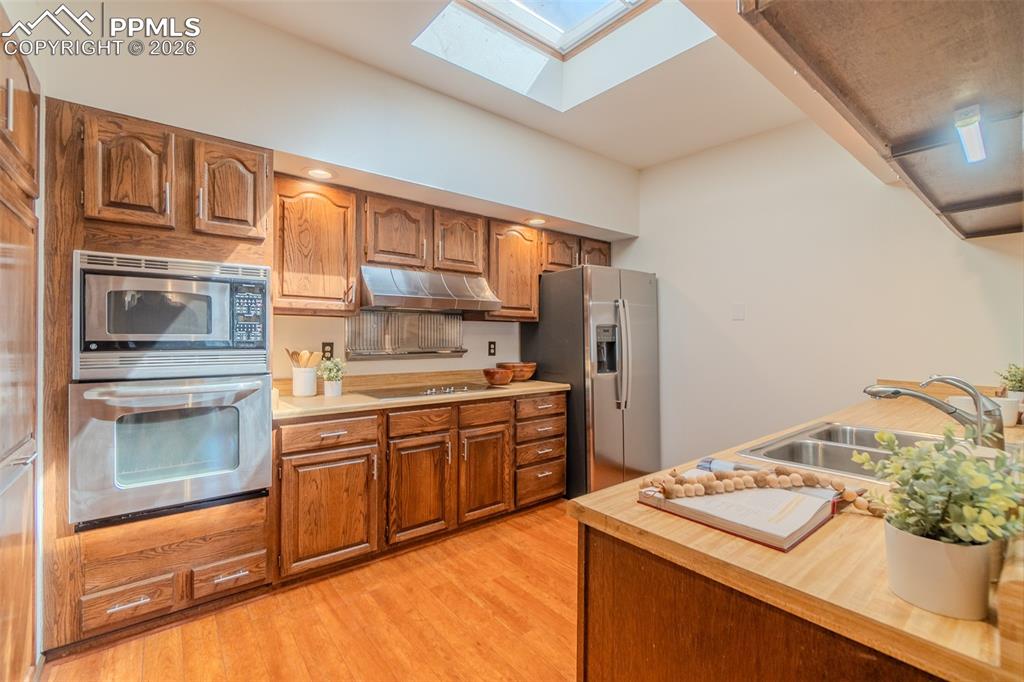 Image 15 of 32: Kitchen