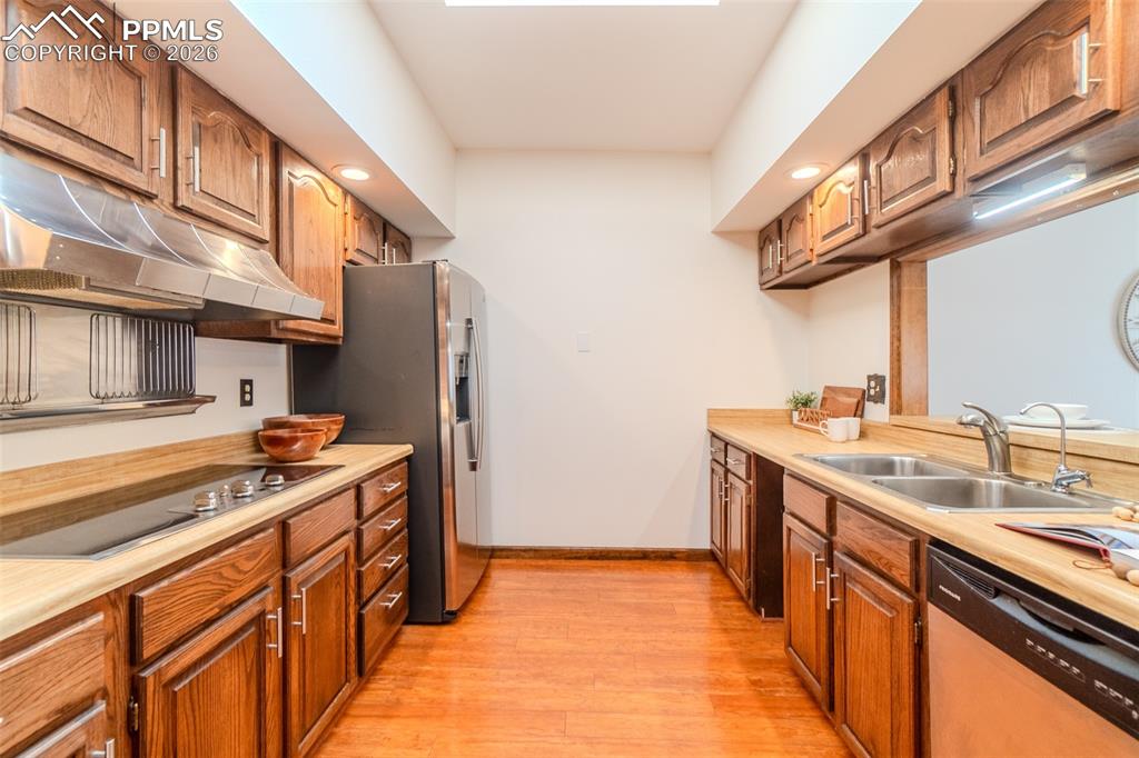 Image 16 of 32: Kitchen