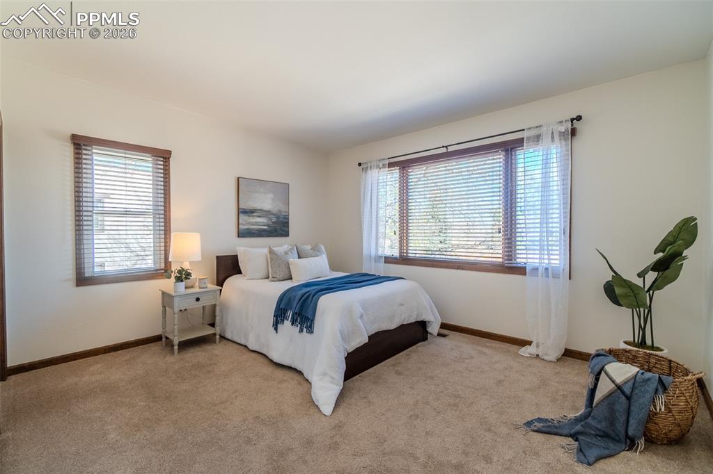 Image 18 of 32: Bedroom