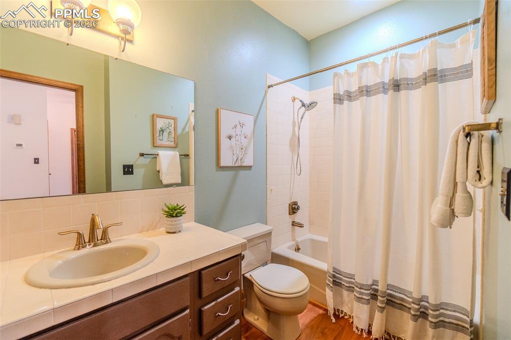 Image 19 of 32: Bathroom