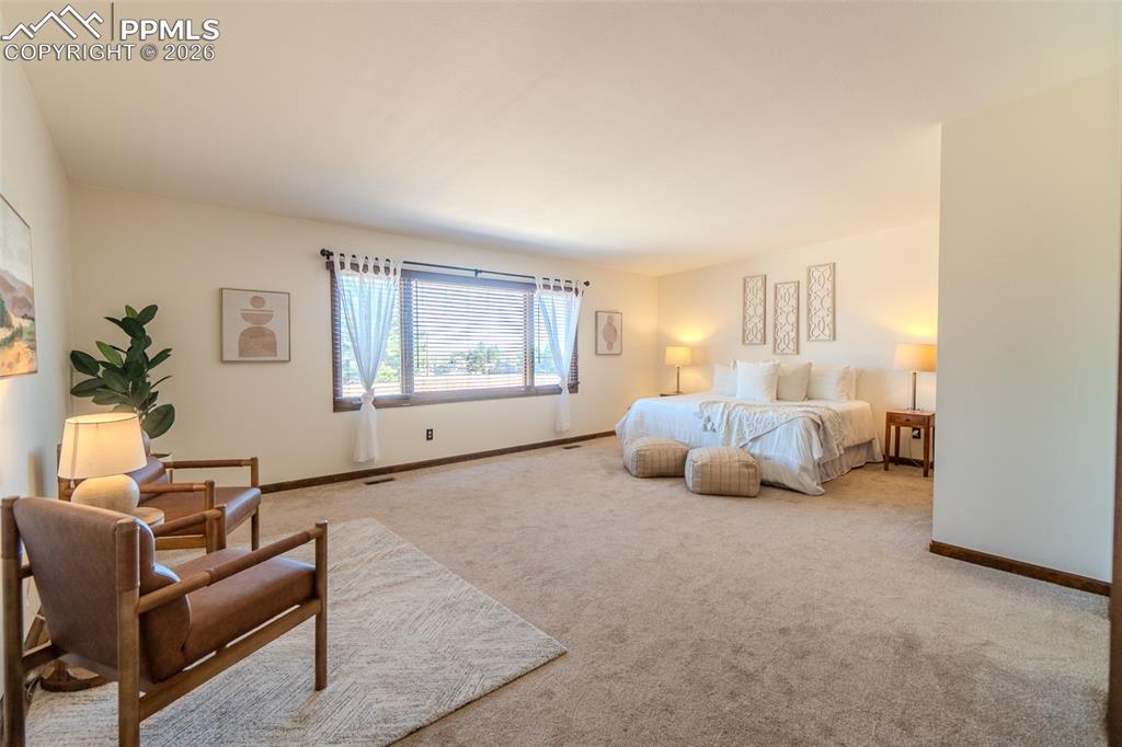 Image 20 of 32: Bedroom