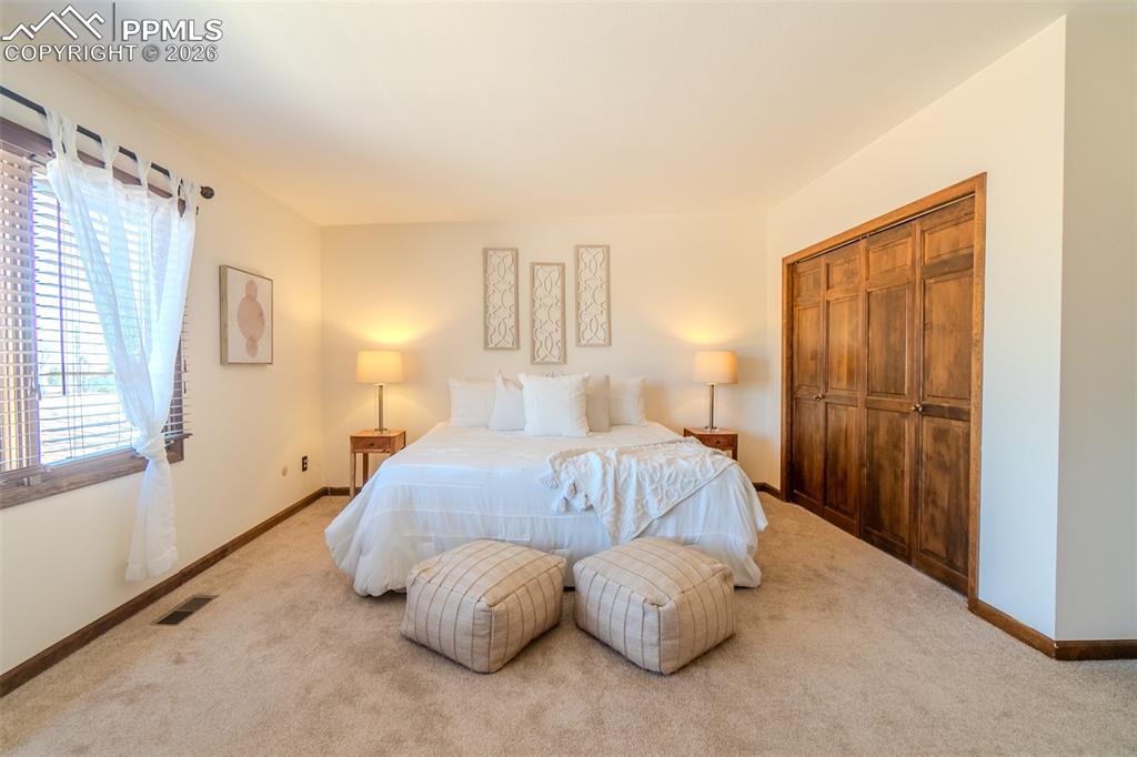 Image 21 of 32: Bedroom