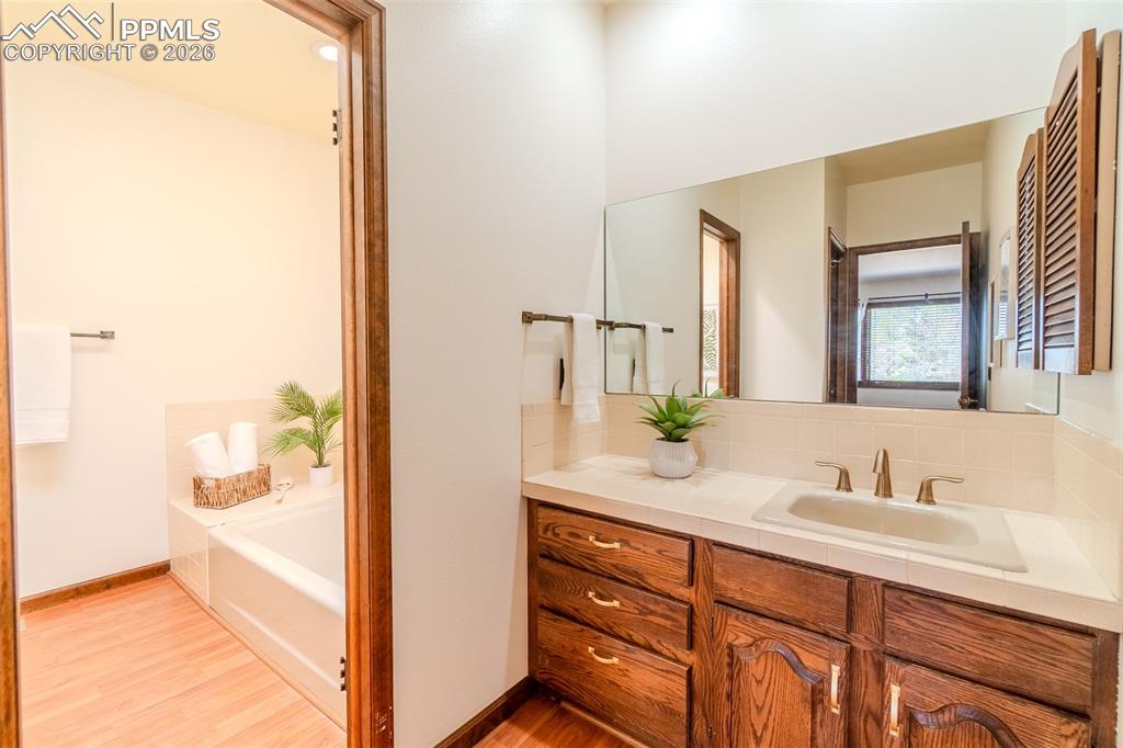 Image 22 of 32: Bathroom